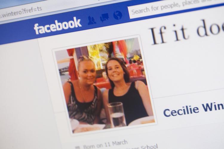 Promotion. Menge synes de er irriterende, men de små reklamer, der følger med når du logger på Facebook via mobil eller tablet, sender penge i massevis i retning af det sociale  netværk. (arkivfoto) 