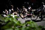 Sol. DMI lover 15 grader og sol i weekenden, så både Distortions havefest i Folkets Park i Malmø og den stort anlagte legalisér cannabis-demonstration i København får optimale vilkår. 