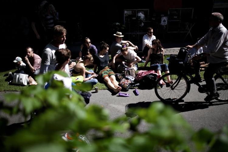 Sol. DMI lover 15 grader og sol i weekenden, så både Distortions havefest i Folkets Park i Malmø og den stort anlagte legalisér cannabis-demonstration i København får optimale vilkår. 