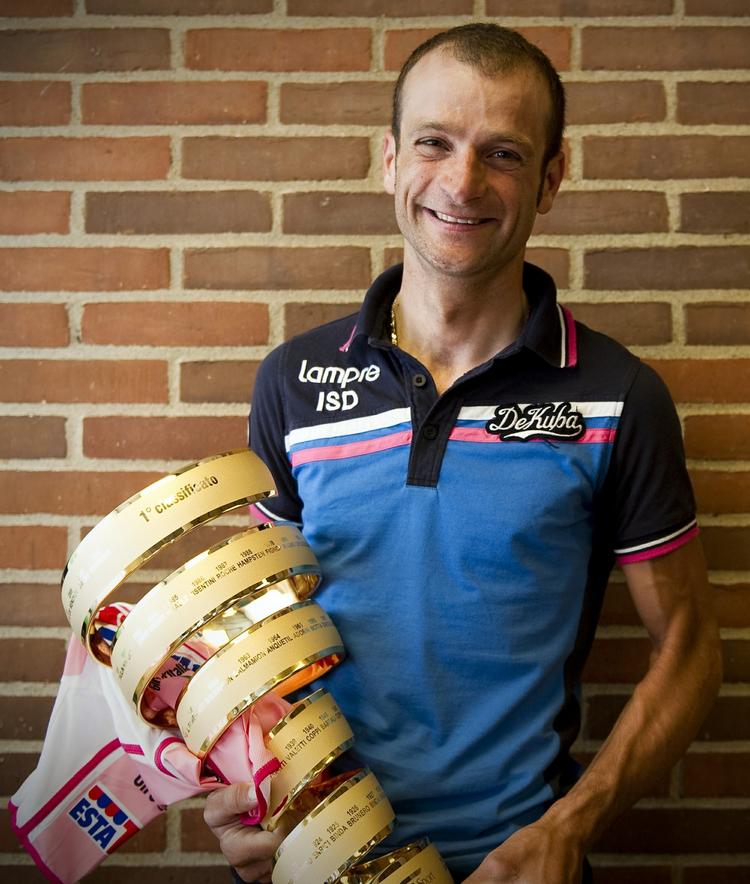 Blakket. 2011-vinderen Michele Scarponi har afsonet en karantæne på et halvt år for at have haft kontakt til en omstridt læge. 