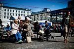 Byrum. På en smuk forårsdag lever pladsen med småbutikker mellem Torvehallerne, men ofte holder regn og vinter folk indendøre. Det skal løses ved at lave overdækning, mener bygherren Jeudan, der siger, de har kundernes opbakning til forslaget. 