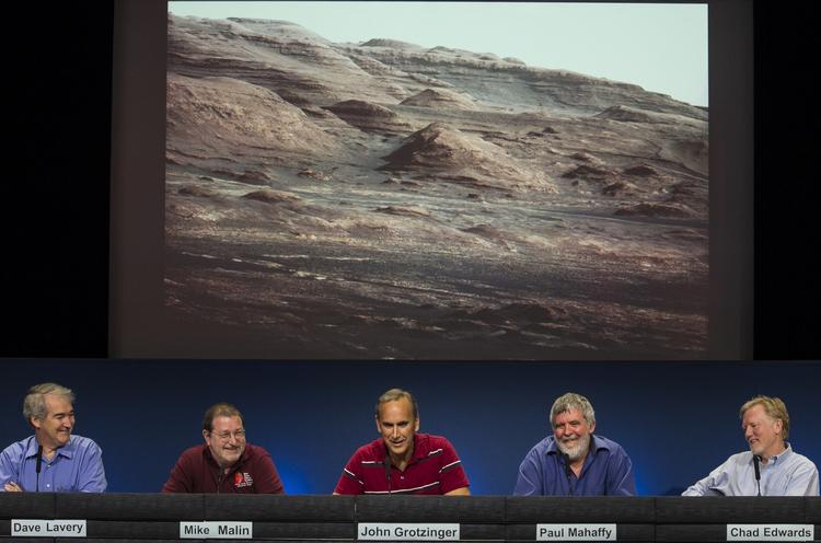 Mars. Nasa-forskerne er på dette arkivbillede i færd med at diskutere billedmateriale fra Mars fra rumrobotten Curiosity. 