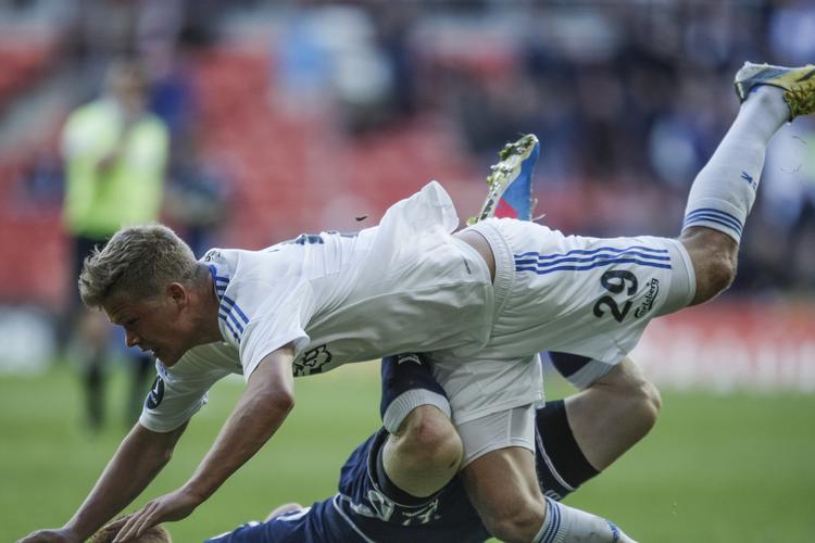 Trofæjæger. 20-årige Andreas Cornelius følger formentlig kampen mellem Silkeborg og FCN på tv. FCK-bomberen er på tærsklen til at vinde sin første store titel med klubben. 