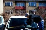 Afdækning. Glasmontør Mark Nymand har fundet bilen på parkeringspladsen og starter med at sætte sugekoppen over stenslaget 