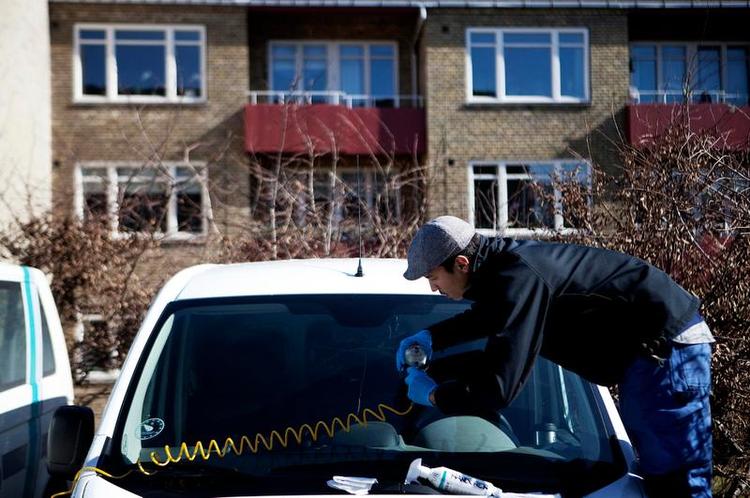 Afdækning. Glasmontør Mark Nymand har fundet bilen på parkeringspladsen og starter med at sætte sugekoppen over stenslaget 