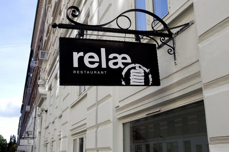 Hæder. Som den eneste Michelin-restaurant kan Relæ nu bryste sig af at at være 90-100 procent økologiske i alt, hvad de foretager sig. 