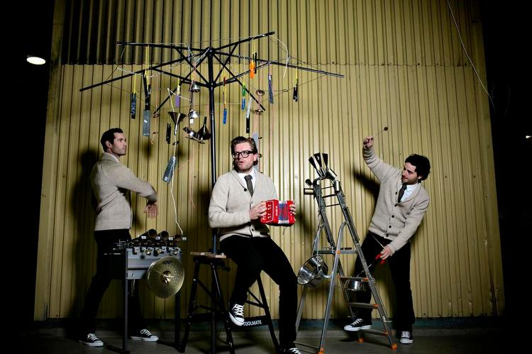 Kling klang. Jeppe Just bygger selv sine instrumenter af stiger, slanger og luftpumper som en måde at skrive nostalgisk karruselmusik på. Foto: Joachim Adrian 