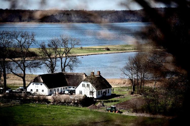 Idyl. Landstedet Krabbeslund ved Isefjorden er rammen om TV2 Fris daglige livemagasinprogram 'Frihuset'. 