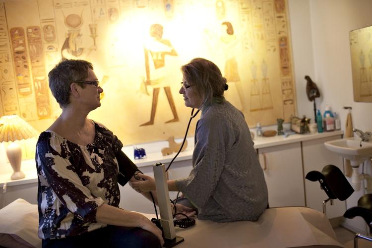 Behandling. De praktiserende læger vil ikke blive flyttet mod deres vilje lover sundhedsministeren. 