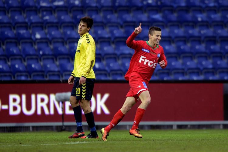 Bundet. 21-årige Dario Dumic (t.v.) kan muligvis  fejre kontraktforlængelsen med en sejr mod FCK på søndag. 