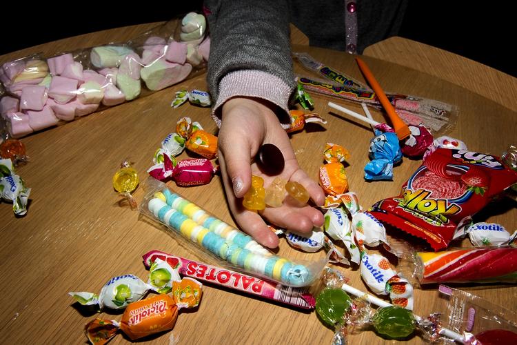 Fredagsslik. Børnene Mathias og Liva får weekendguf. 