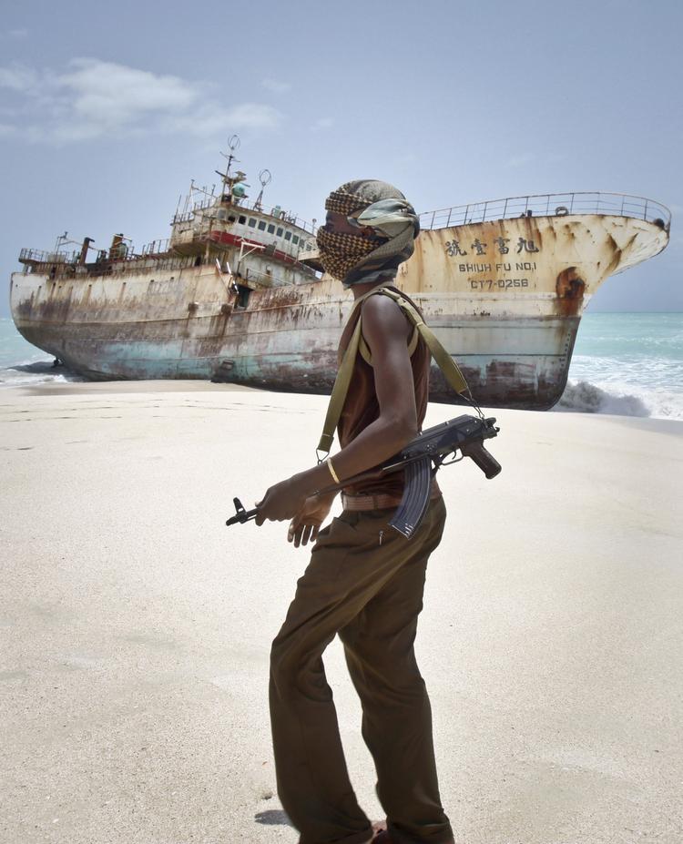 Kapret. Den somaliske pirat Abdi Ali går forbi et taiwansk fiskeskib, som er drevet i land efter besætningen blev sat fri mod betaling af løsesum. 