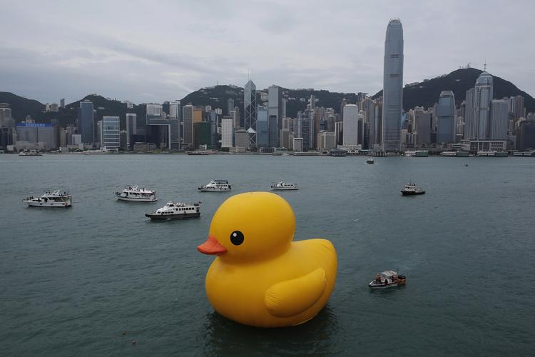 Oversize. En 16 meter høj and af plastic kan lige nu opleves i Hong Kong, hvor den spreder bud om fred og fordragelighed. 