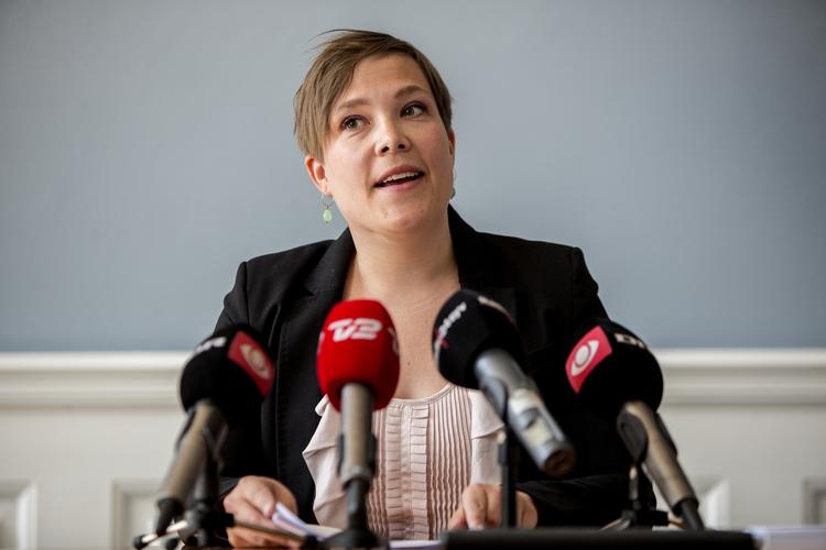 lovforslag. Sundhedsminister Astrid Krag (SF) præsenterede i dag regeringens lovforslag om nye rammer for de praktiserende læger. 
