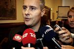 Partiskifte. Henrik Sass Larsen var overrasket men glad for tilgangen af den tidligere SF'er Jesper Petersen, der i dag blev budt enstemmigt velkommen i den socialdemokratiske folketingsgruppe. 