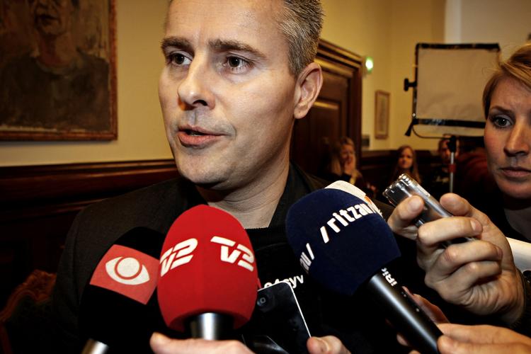 Partiskifte. Henrik Sass Larsen var overrasket men glad for tilgangen af den tidligere SF'er Jesper Petersen, der i dag blev budt enstemmigt velkommen i den socialdemokratiske folketingsgruppe. 