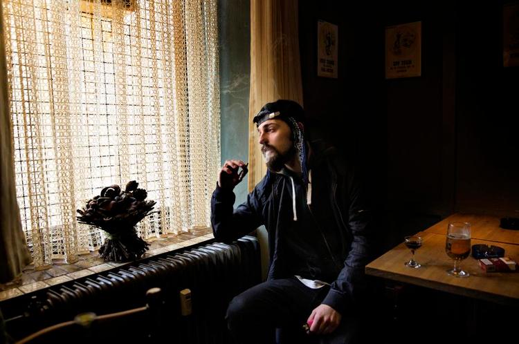 Lorteunge. Som barn var Lazar Lazic lærernes skræk. I dag gør den 22-årige rapper alt for at vise, at han faktisk er den bedste til noget. 