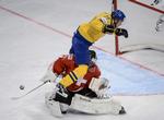 nedtur. De svenske værter snublede fælt i åbningskampen på hjemmebane til VM i ishockey. 