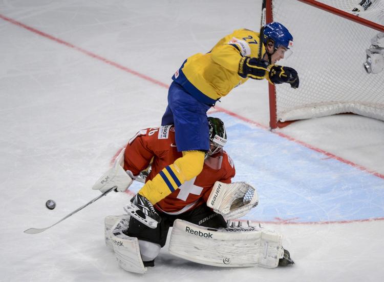 nedtur. De svenske værter snublede fælt i åbningskampen på hjemmebane til VM i ishockey. 