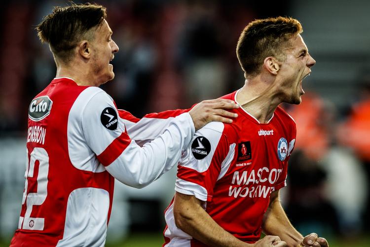 bundhold. Silkeborgs Kasper Risgård (th) jubler efter at have scoret på langskud og bragt bundholdet foran mod FC Nordsjælland. 