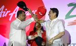 klubejer. Tony Fernandes (tv) har skabt en million-formue som ejer af et flyselskab og i musik-industrien. 