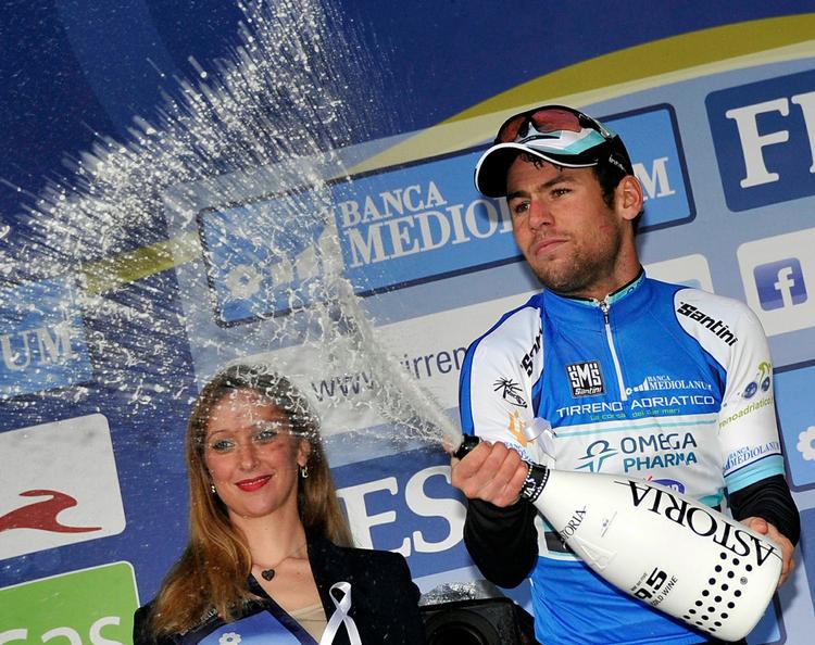 sprint. Mark Cavendish har prøvet det mange gange før. Og briten var også først over stregen på den indledende etape i Giro d'Italia. 