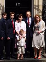 familiemenneske. Tony Blair foran Downing Street 10 med sin kone, Cherie, og deres fire børn. 