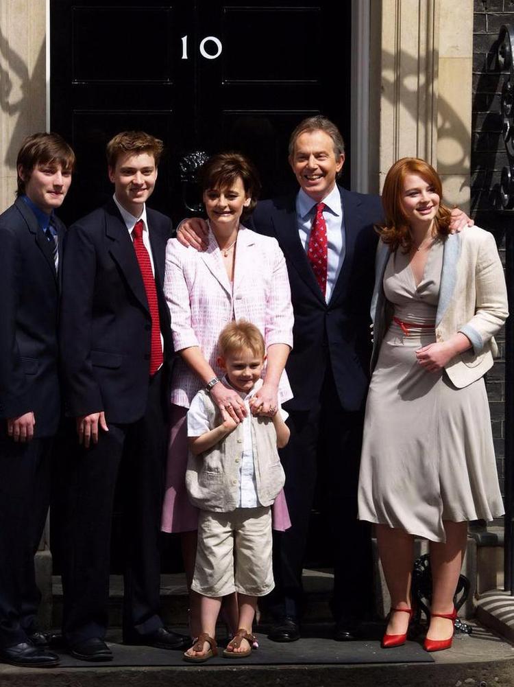 familiemenneske. Tony Blair foran Downing Street 10 med sin kone, Cherie, og deres fire børn. 