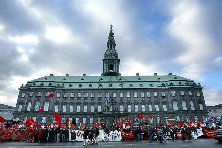 Slotsholmen. Regeringen er fast besluttet på at gennemtrumfe denne ledelse i samme form, som ledelse er kendt fra den offentlige forvaltning. 