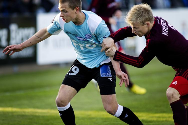Duel Sønderjyskes Florian Hart og AaBs Patrick Kristensen under superligakampen på Haderslev Fodboldstadion 