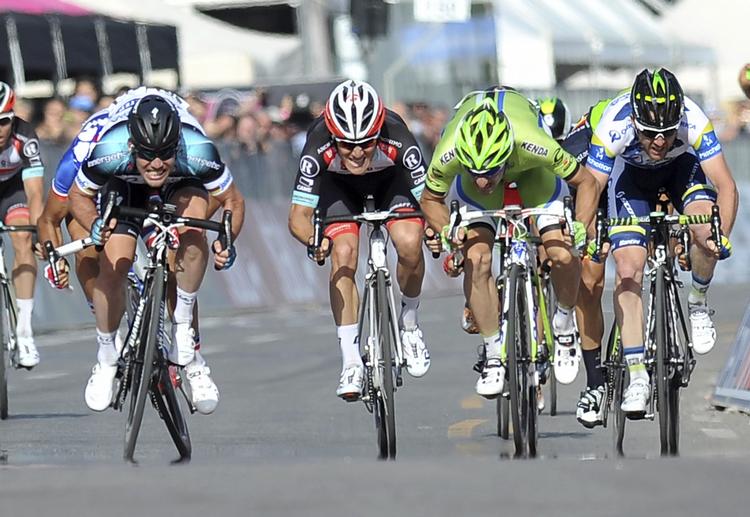 Vinder. Eksverdensmesteren Mark Cavendish til venstre i feltet. 