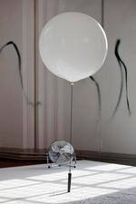 Ballonkunst. Tom Hillewaeres hvide ballon danser til Tchaikovsky og tegner, så det er en fryd. 