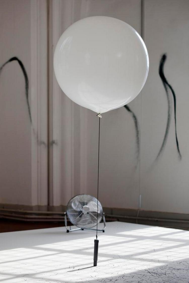 Ballonkunst. Tom Hillewaeres hvide ballon danser til Tchaikovsky og tegner, så det er en fryd. 