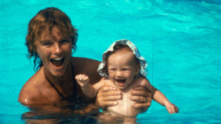 Gåder. Vi betragter os selv som børn og spekulerer over, hvordan og hvorfor  vi blev dem, vi blev. Svaret er altid en fortælling. Fortællingen om os selv. Her ses Sara Polley med sin mor. 