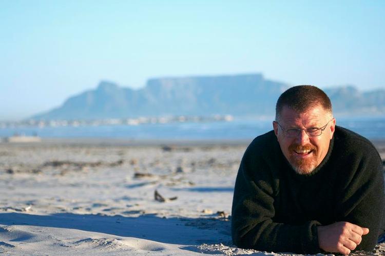 Mild udenpå. Deon Meyer går i James McClures fodspor ved at benytte sin roman til at belyse nogen af de nationale problemer, Sydafrika lider under. 