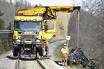 Kollision. Bilen med de tre  familiemedlemmer blev slynget mere  end 400 meter væk, da den blev ramt af et tog. Lokoføreren havde »ikke en chance« for at undgå bilen, siger vagthavende ved Midt- og Vestjyllands Politi til Ritzau. 