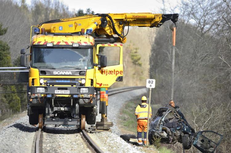 Kollision. Bilen med de tre  familiemedlemmer blev slynget mere  end 400 meter væk, da den blev ramt af et tog. Lokoføreren havde »ikke en chance« for at undgå bilen, siger vagthavende ved Midt- og Vestjyllands Politi til Ritzau. 