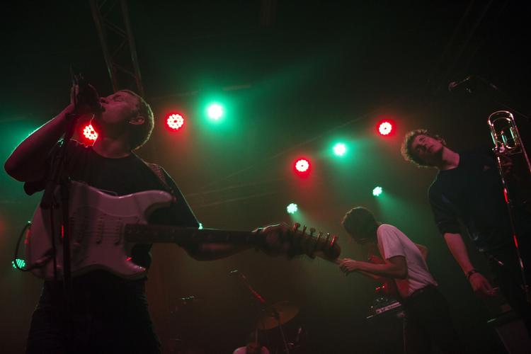 Oplevelse. Synd og Skam, der gav koncert fredag aften, er en del af musikerkollektivet Af med hovedet. Men der er både hjerte, hjerne og underliv i sekstettens kaotisk-poetiske univers. 