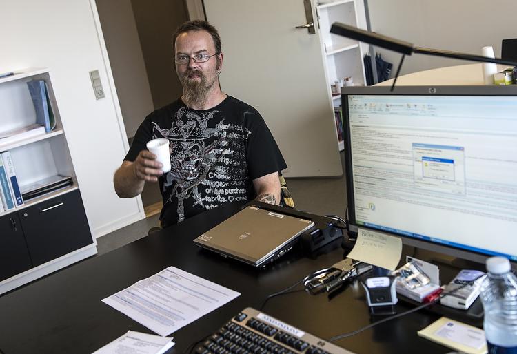 Skål. Robert Nielsen på Jobscenteret, hvorfra han har modtaget kontanthjælp i 11 år. 