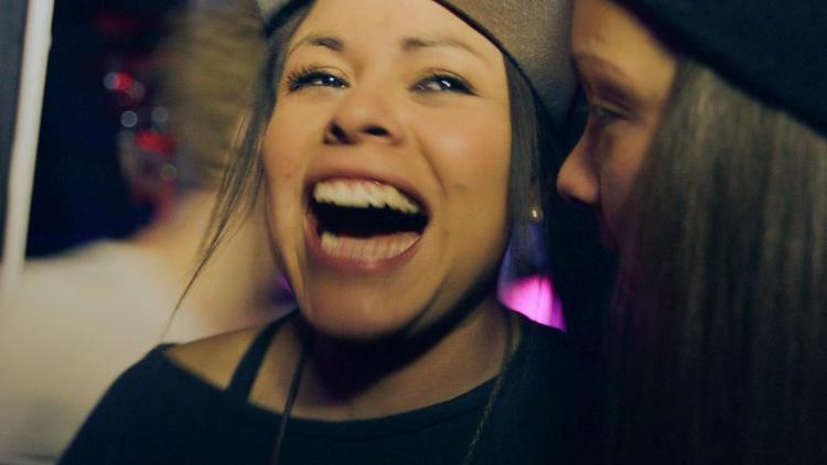 Bramfri. Maria fra Ikast tager ofte til København for at gå på de lesbiske klubber. Men den slags må man åbenbart helst ikke snakke om i toget. 