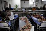 Overlevende. Et lokalt hospital i Bangladesh er fyldt op med overlevende fra fabriksulykken. 