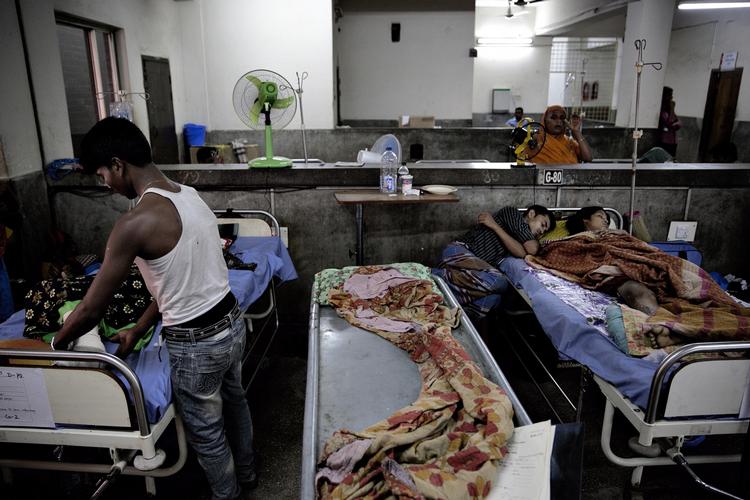 Overlevende. Et lokalt hospital i Bangladesh er fyldt op med overlevende fra fabriksulykken. 