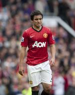 kontroversielt. Manchester Uniteds Rafael forlader banen efter det røde kort, han pådrog sig for at sparke efter Chelseas David Luiz. 