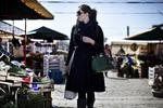 Barakby. Pladsen mellem Torvehallerne er i dag en miniby af lukkede telte og skurvogne. Jeudan mener, at en samlet overdækning vil give bedre markedspladsstemning, mens Foreningen  Hovedstadens Forskønnelse påpeger, at det går stik imod planerne om genetablere Københavns grønne voldbælte. 