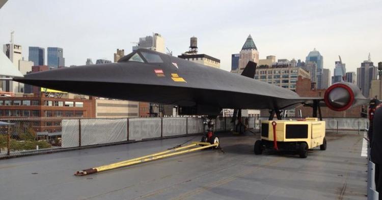 Et Blackbird-overlydsfly med New York som baggrund. 