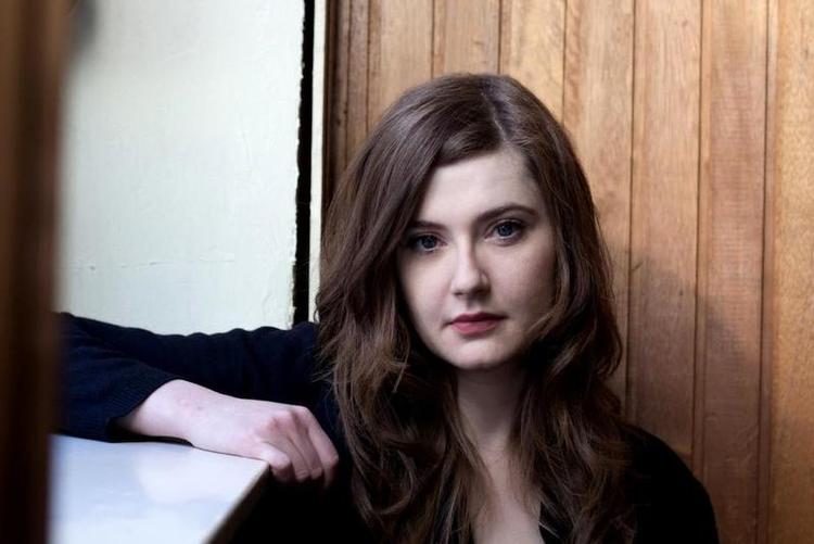 Debutant. Olga Grjasnowe, der i dag bor i Berlin og skriver på tysk, har som sin hovedperson selv russisk-jødiske rødder og er også flygtet fra Kaukassus. 