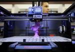 Kopi. Her er en 3D printer i gang med at gengive en legetøjsfigur. Men også andre og noget m indre harmløse produkter kan den reproducere. 