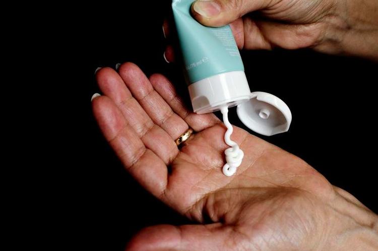 Cremet.  Man ved ikke så meget om indholdet af fluorstoffer i cremer og kosmetik, men det kan forekomme. Hvis et produkt er meget vandafvisende eller ikke kan gnides af, som eksempelvis særlige vandfaste solcremer, kan det være et tegn på, at det indeholder fluorerede stoffer. 