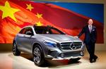 Højbenet. Mercedes GLA er seneste skud fra den tyske fabrik. Den låner teknik fra den lllle A-klasse, men designet er bevidst gjort mere råt og med en pæn portion firehjulstrækkerstil. Fælge og lygter vil nok være afdæmpede i den endelige version. Foto: Mercedes 