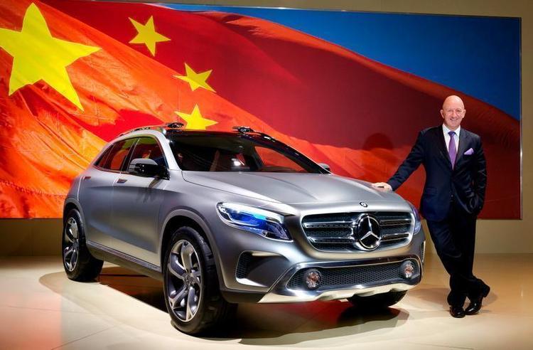 Højbenet. Mercedes GLA er seneste skud fra den tyske fabrik. Den låner teknik fra den lllle A-klasse, men designet er bevidst gjort mere råt og med en pæn portion firehjulstrækkerstil. Fælge og lygter vil nok være afdæmpede i den endelige version. Foto: Mercedes 